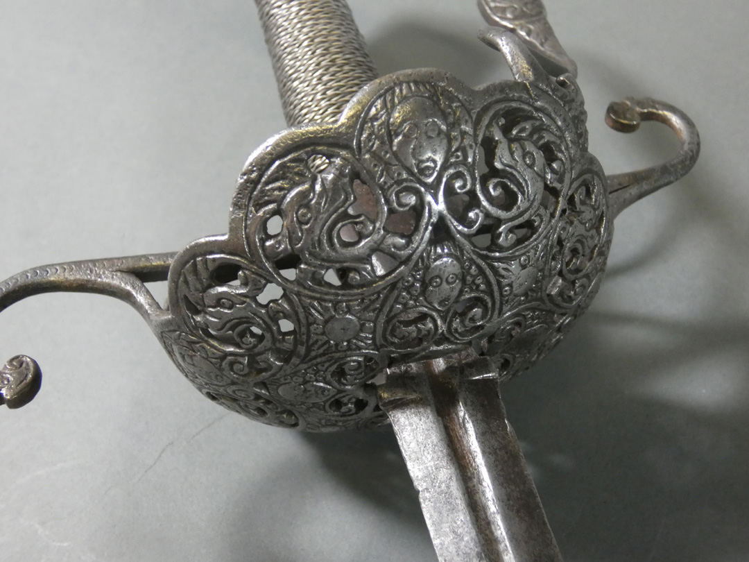 Name:  001 - 17th Cent English Dish-Hilted Rapier 11.jpg
Views: 1396
Size:  265.7 KB